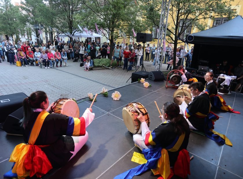Korean Lotus Lantern Festival Held in Debrecen