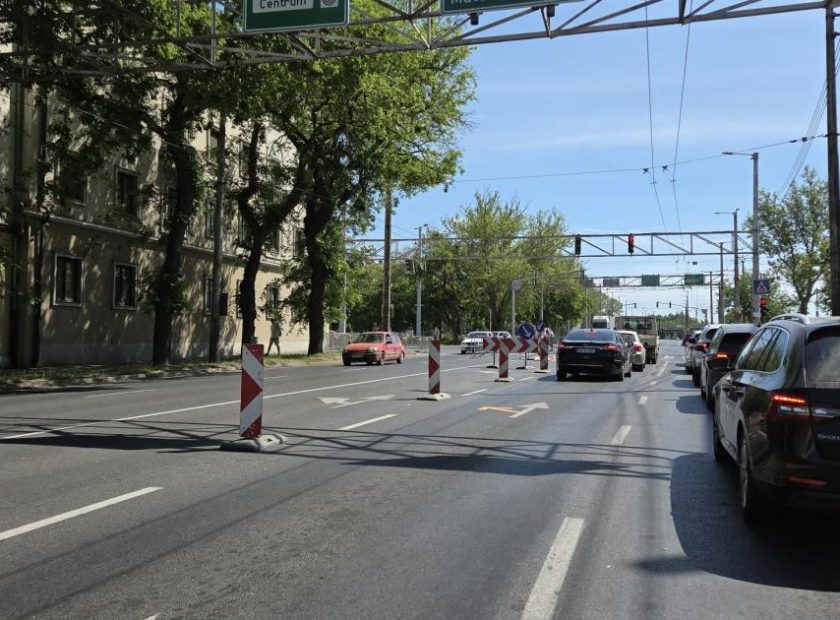 Debrecen Waterworks Asks pedestrians Not to Use Closed Zebra Crossing on Petőfi Square