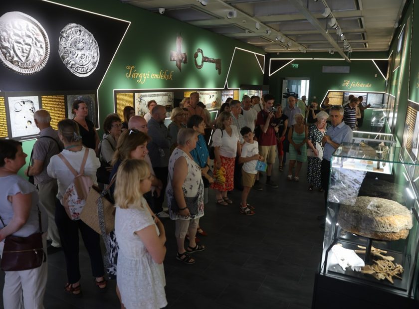 Exhibition at Déri Museum Takes Visitors to Village in the Land of Wolves